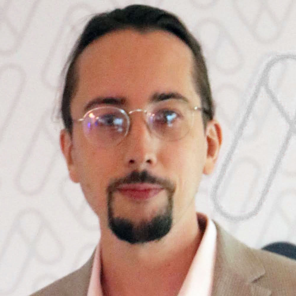 map[class:w-full h-full rounded-full object-cover shadow-lg border-4 border-white src:images/portrait-kco.png]